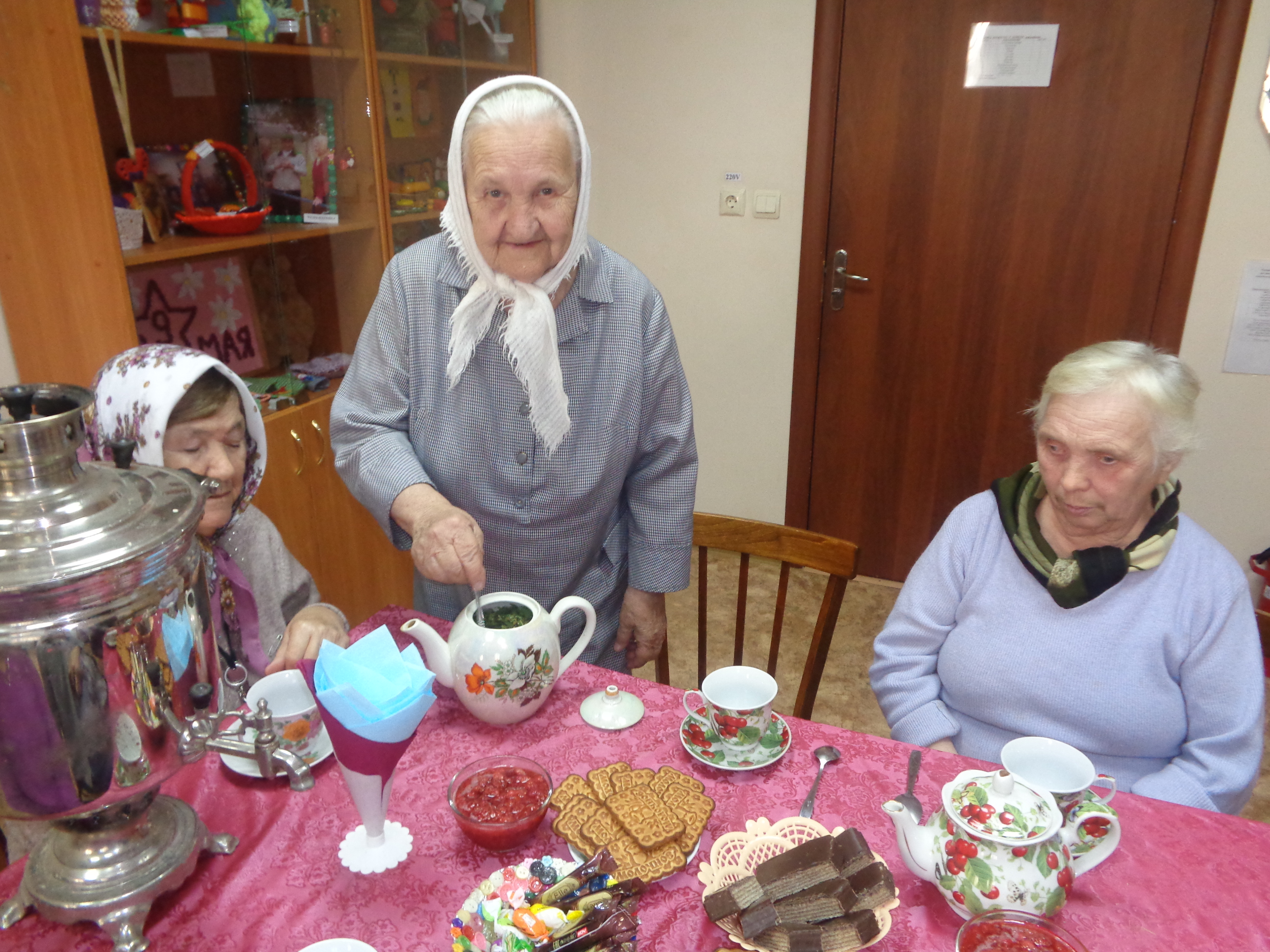 Чаепитие у самовара, с душевными разговорами»