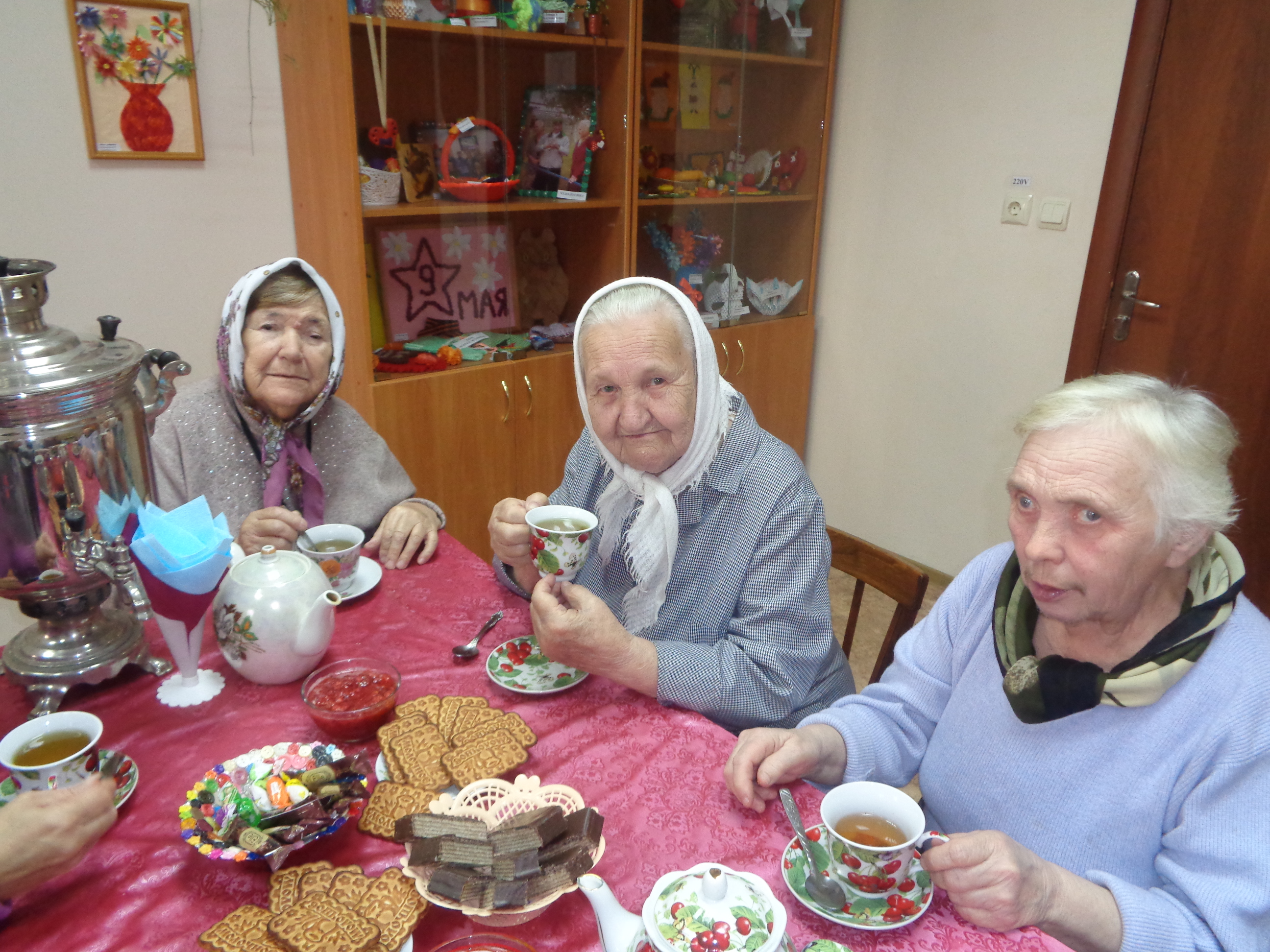 Чаепитие у самовара, с душевными разговорами»